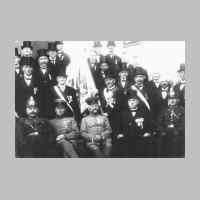 022-0029 Kameraden des Goldbacher Kriegervereins. Vorne von links Paul Henning, Major Gruber, Major Hoth, Postmeister Dietrich..jpg